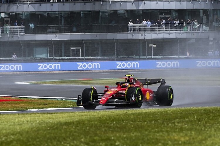 British Grand Prix: คาร์ลอส ซาอินซ์ ขึ้นโพลในการคัดเลือกเปียกที่น่าตื่นเต้น